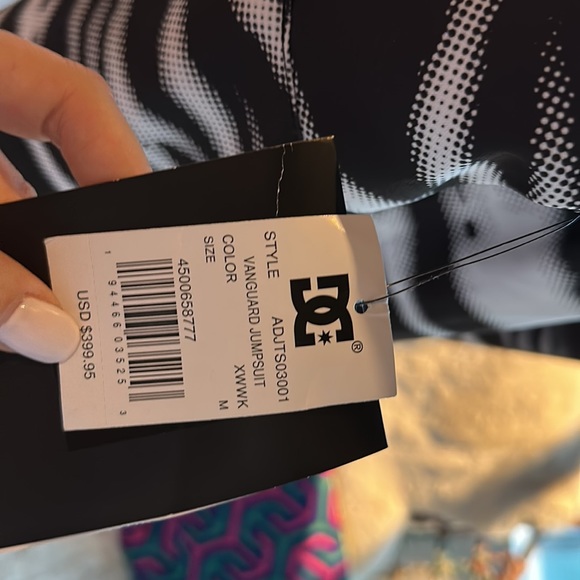 Never worn DC Vanguard snowsuit - Women’s Medium - Picture 5 of 5